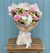 Букет цветов из:  Гвоздики, Орхидеи и Розы в Измайлово