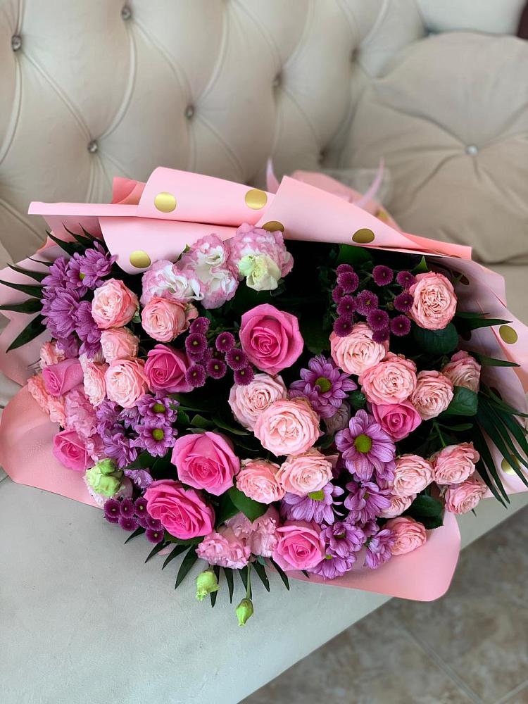 Букет цветов из: Хризантемы, Розы и Лизиантусы в Измайлово