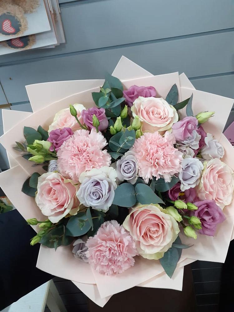 Букет цветов из: Розы, Гвоздики и Лизиантусы в Измайлово